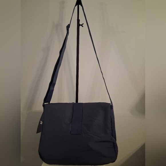 Reebok Navy Nylon Crossbody/Shoulder Purse, New - Picture 2 of 8